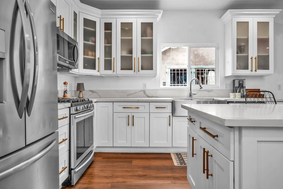 Modern Kitchen w Full Amenities Dishwasher, Microwave, Coffee Maker, Toaster Oven plus More!