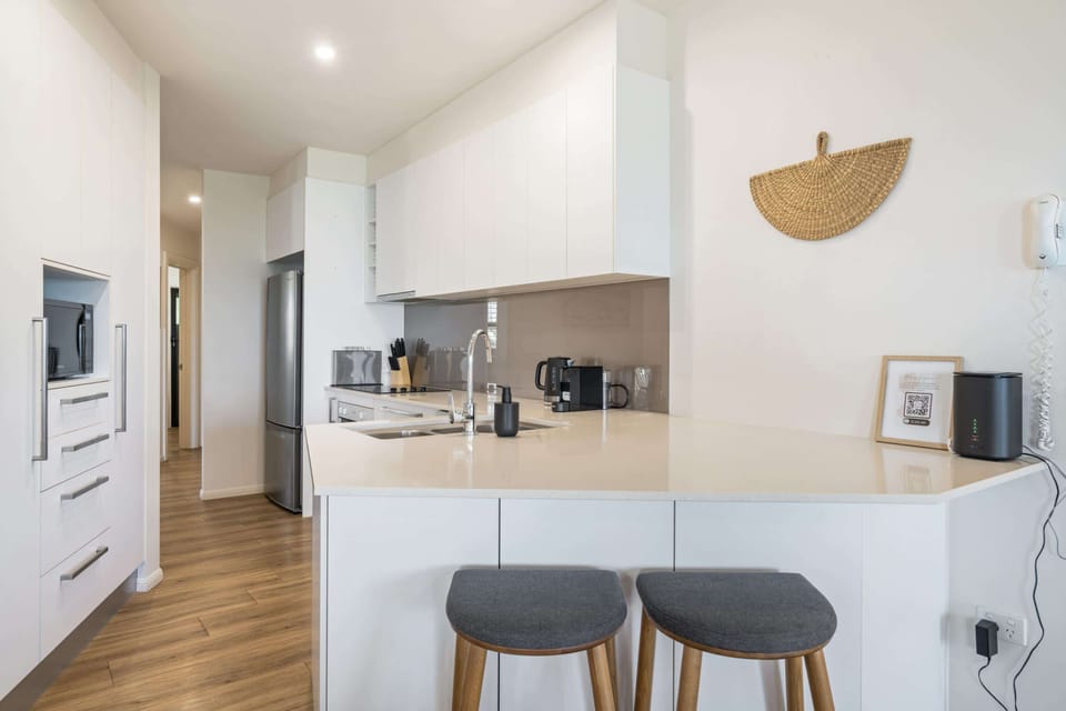 Sit at the breakfast bar or present your cooking on the indoor or outdoor dining tables.