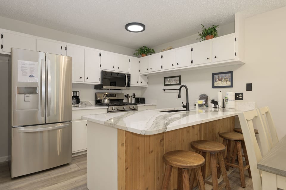 Kitchen - Beautiful kitchen with seating for 4 people
