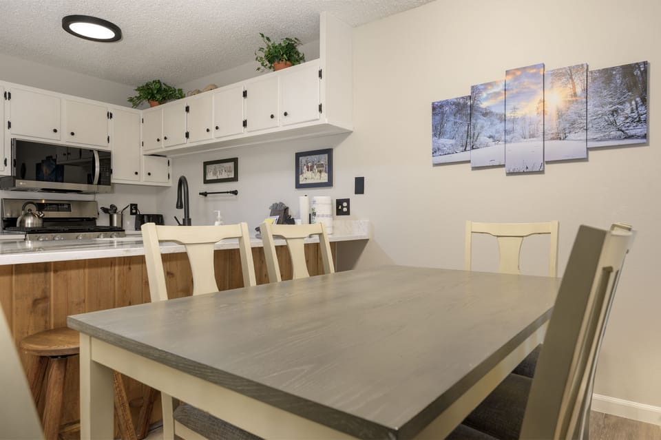 Dining table - Nice dining table for 6  and seating for additiona 4 people by kitchen counter