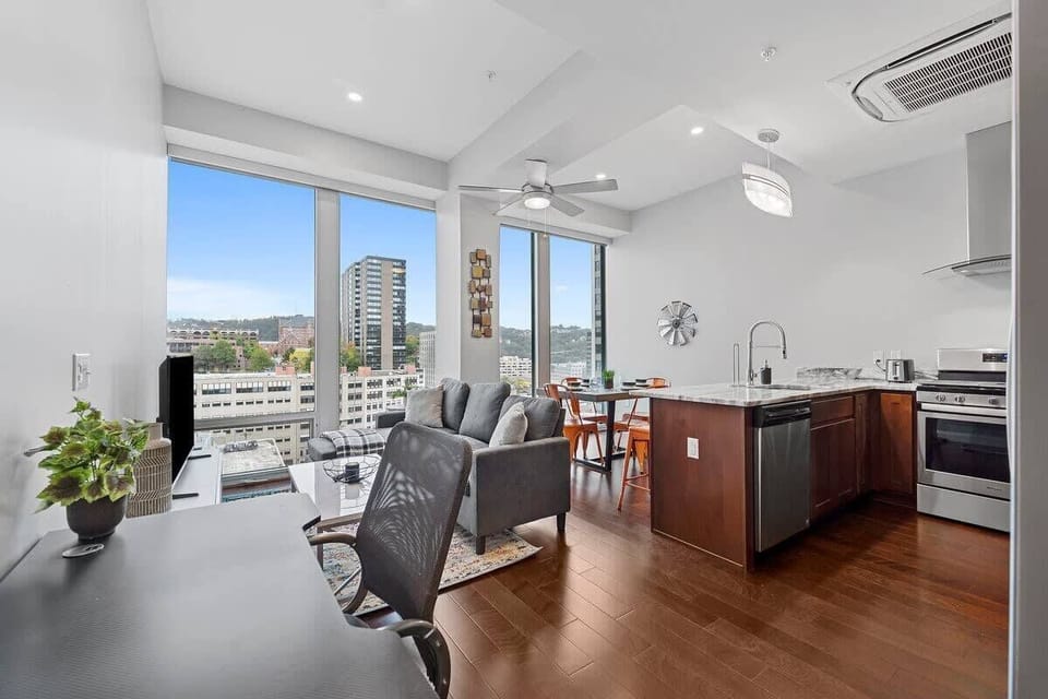 Open plan - spacious with plenty of work space
