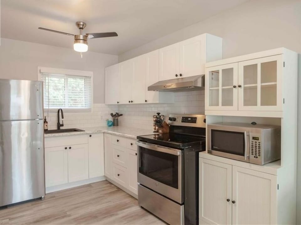 Full kitchen 