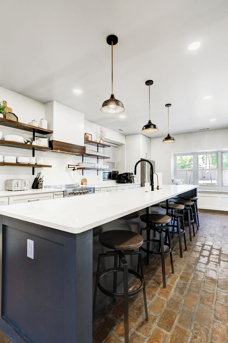 Fully stocked kitchen with Ninja Luxe espresso machine(local beans provided)