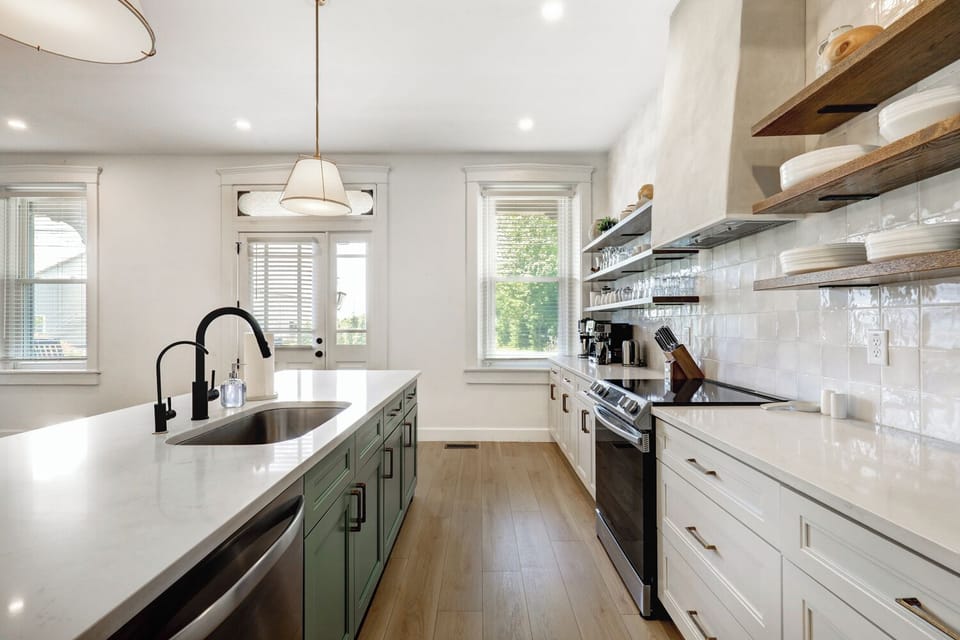 Fully stocked kitchen with Ninja Luxe espresso machine(espresso beans provided)