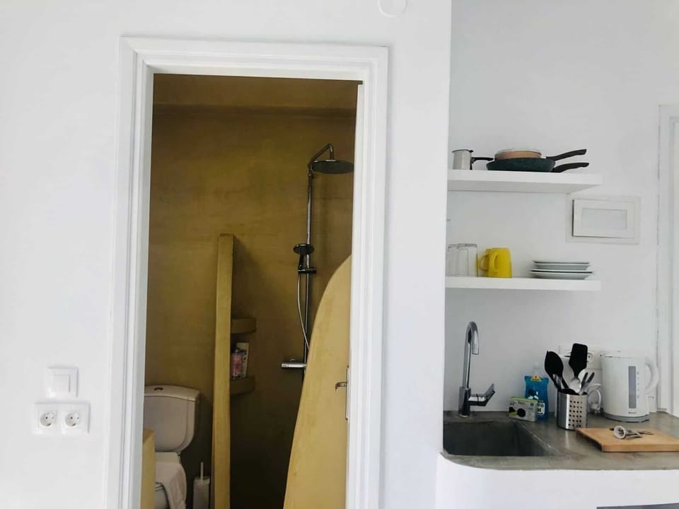 The bathroom of the studio Casa Stheno in Naoussa.