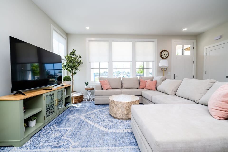 Cuddle up with harbor views, movies, and family time.