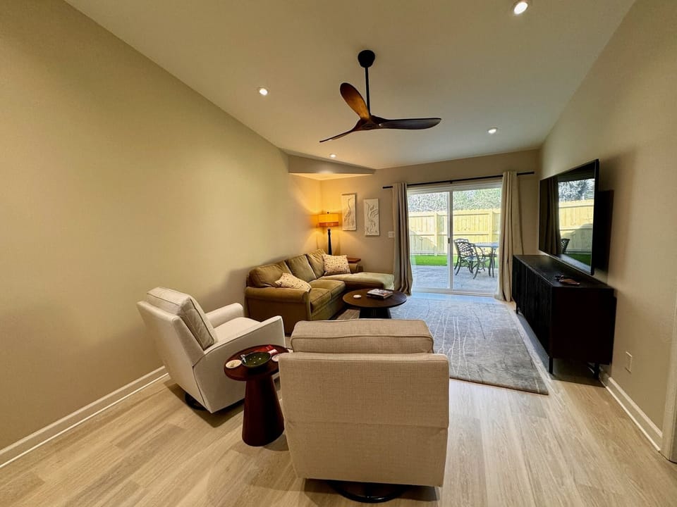 Living Room-plenty of seating