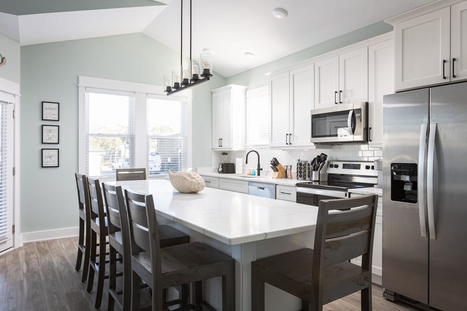Full kitchen with 6 seat dining area