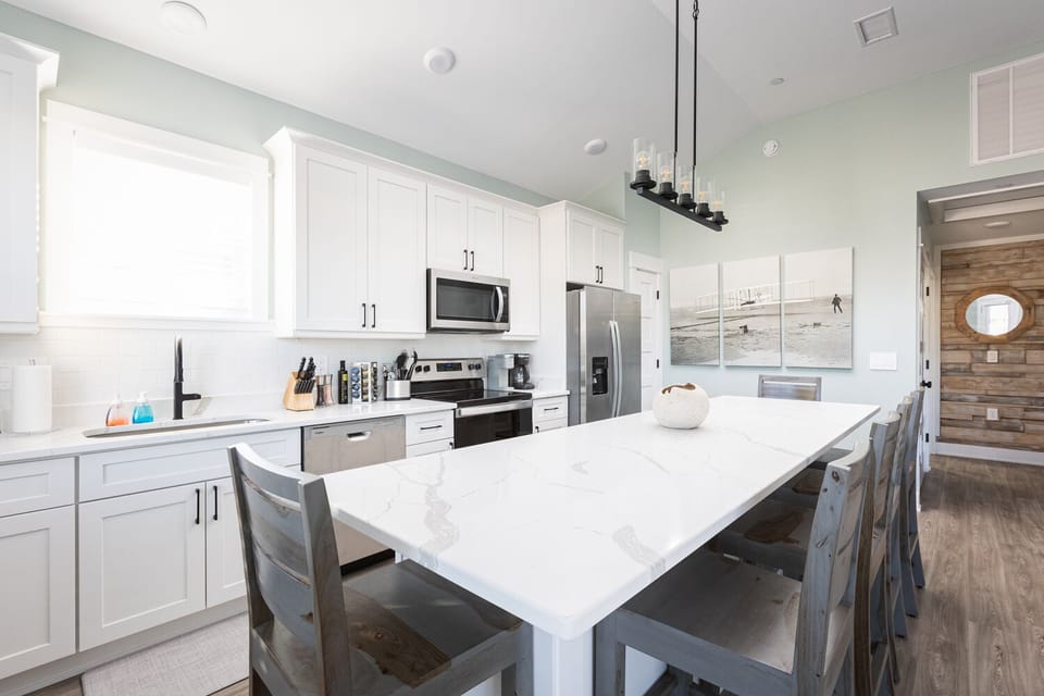 Full kitchen with 6 seat dining area
