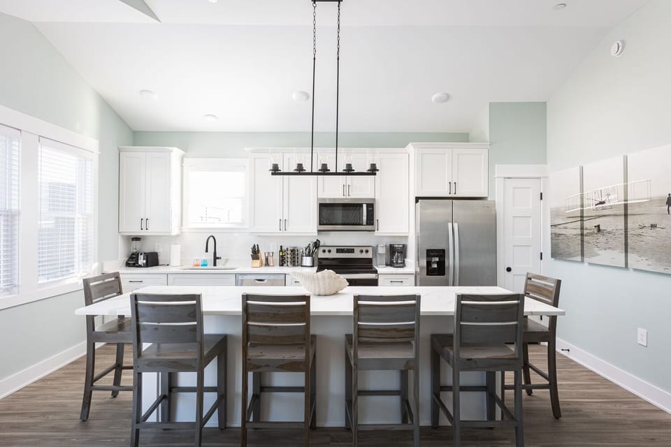Full kitchen with 6 seat dining area