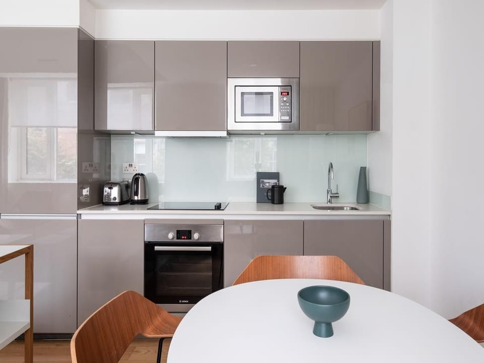 Open plan and fully equipped kitchen