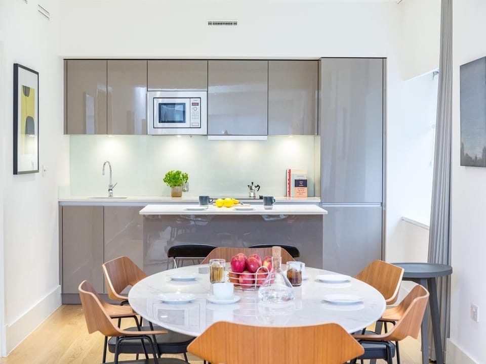 Open plan and fully equipped kitchen