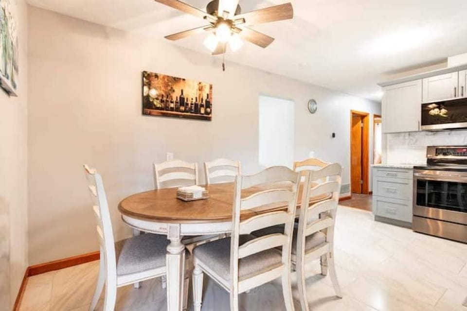 Eat-in kitchen