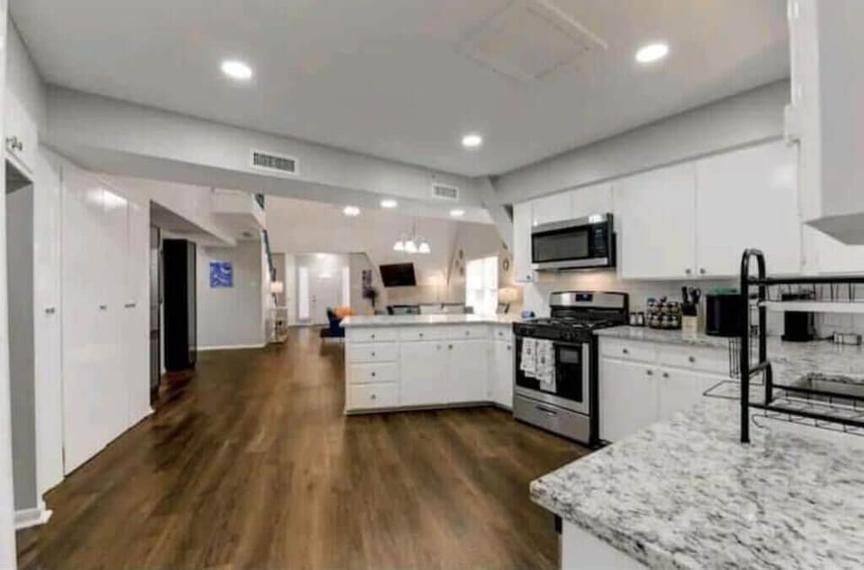 Full Kitchen. 