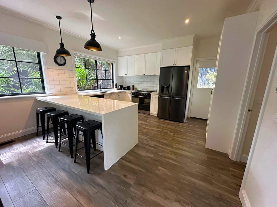 Fully equipped kitchen with breakfast bar and seating.