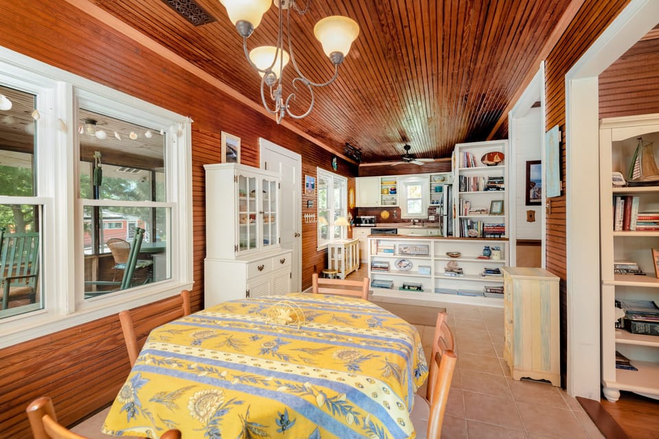 Dining Area & Kitchen