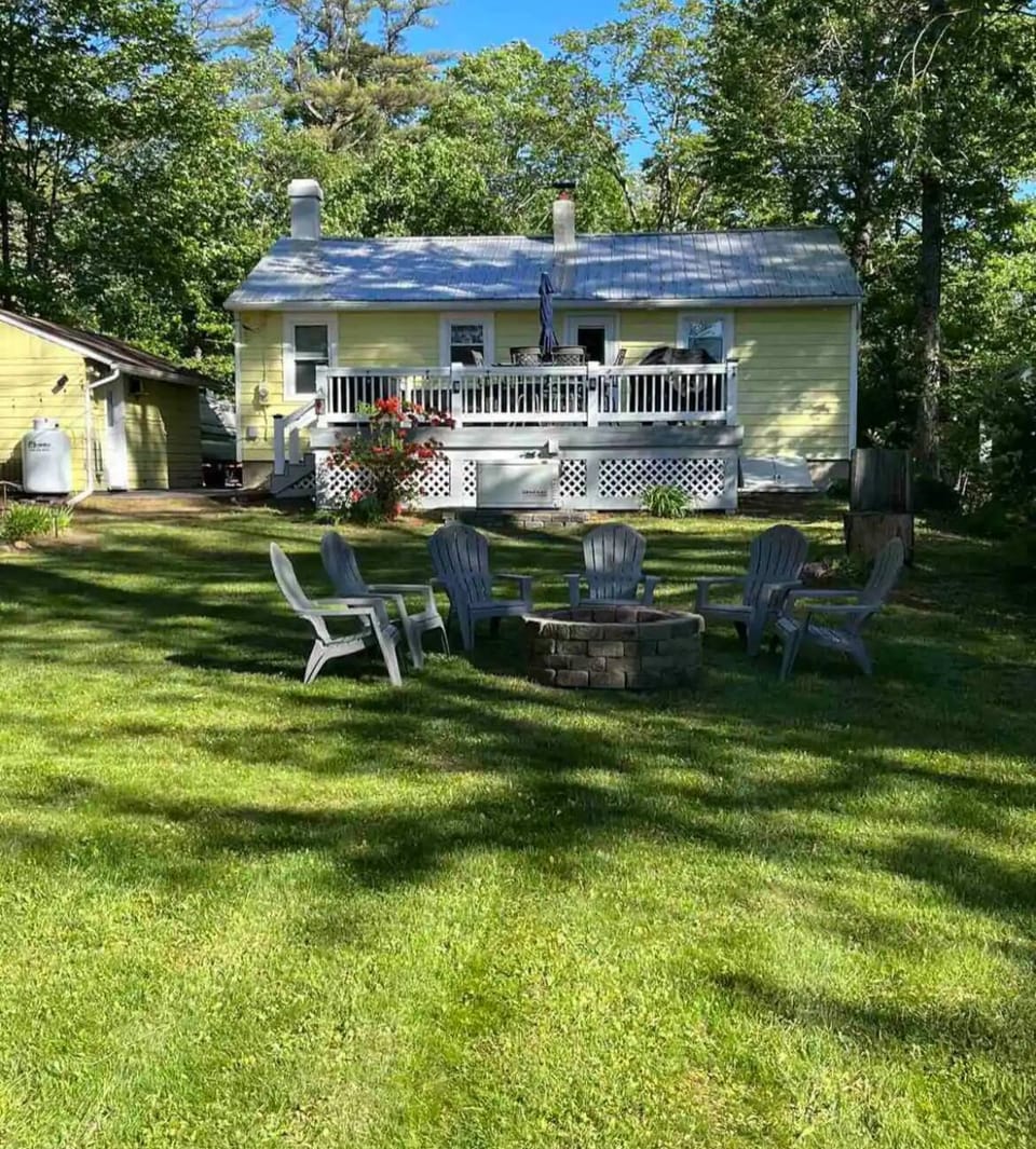 Beautiful backyard for games and bonfires