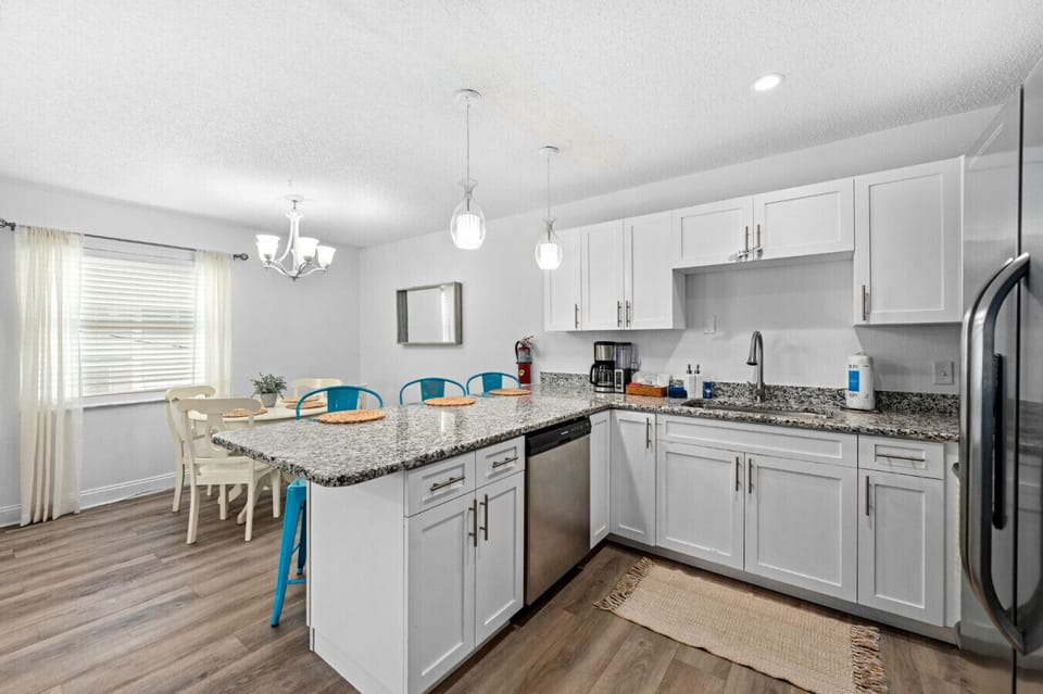 Well Equipped Kitchen W/ Upgraded Small Appliances