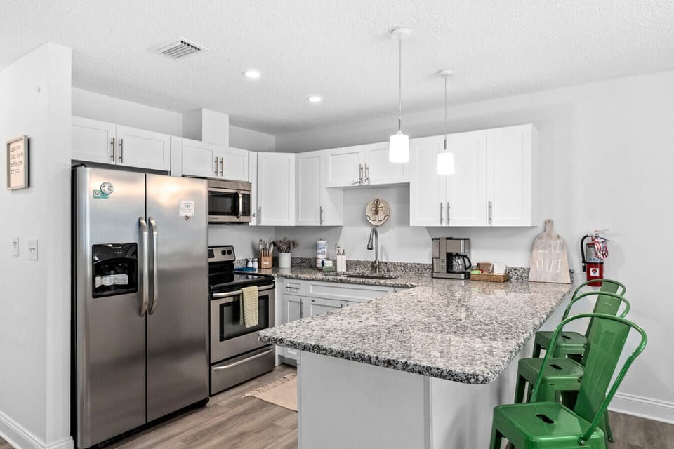 Well Equipped Kitchen W/ Toaster, Knife Block, Drip Coffee Maker