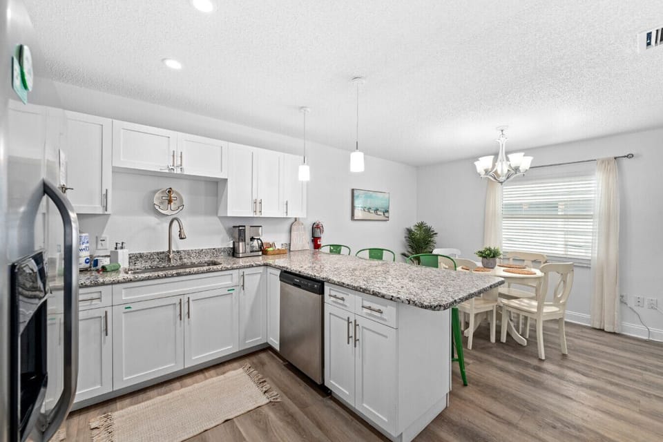 Well Equipped Kitchen w/ Breakfast Bar Seating for 3