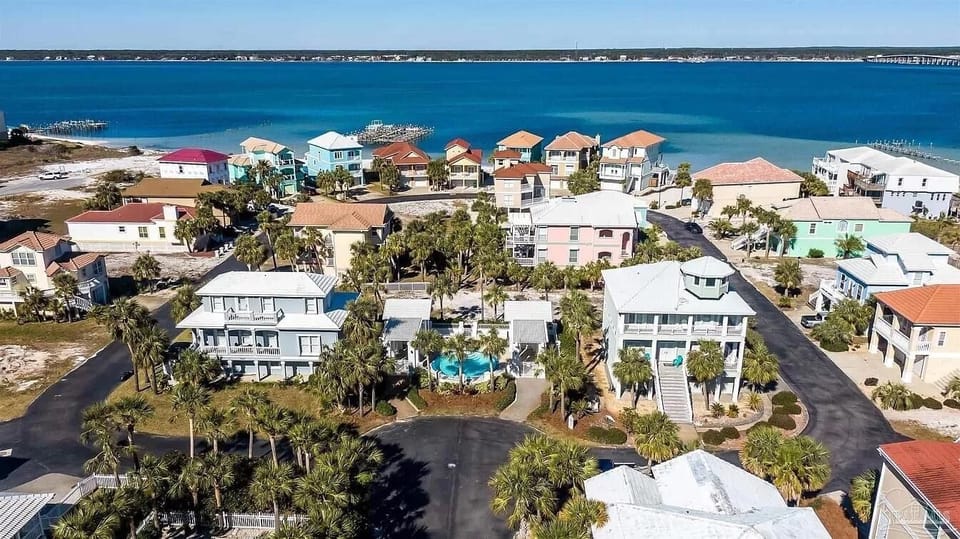 OUR BEAUTIFUL COMMUNITY! 3minute walk to the gulf/ 30 second walk to the sound!