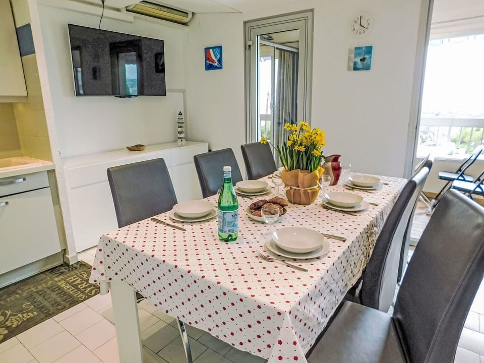 Furniture, Flooring, Interior Design, Floor, Chair, Table, Kitchen & Dining Room Table, Dining Room, Room, Apartment