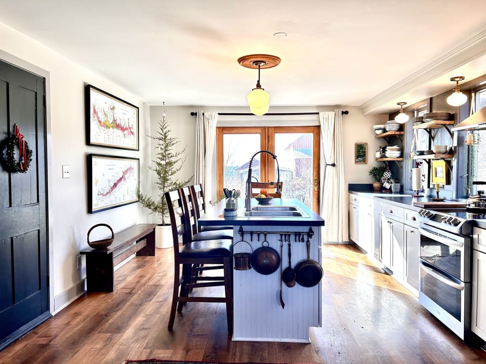 kitchen equipped with all you need for cooking and entertaining