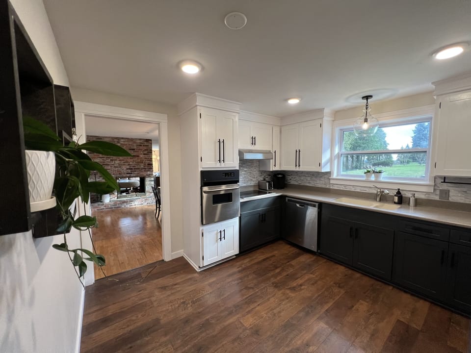 Bright, well-stocked kitchen to facilitate your culinary masterpieces. 