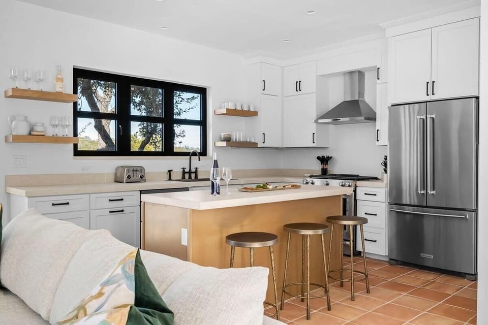 Kitchen with breakfast bar