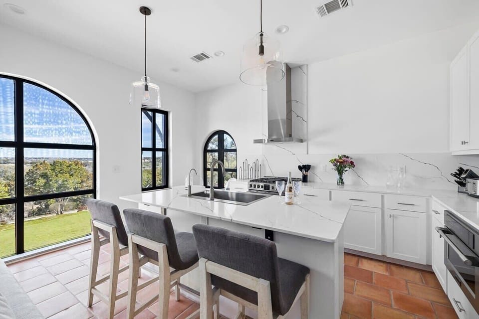 Full Kitchen and Breakfast bar