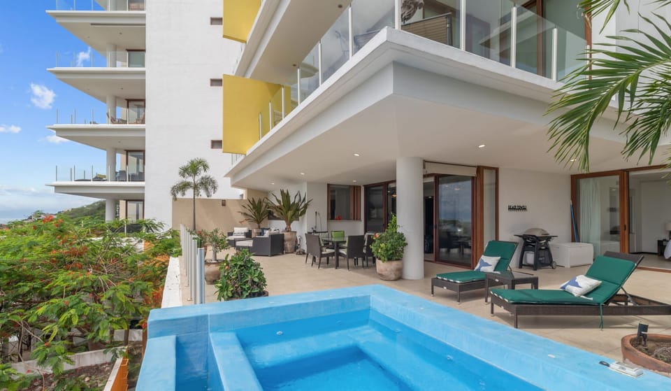 Huge PRIVATE patio with dipping pool and amazing views of Banderas Bay