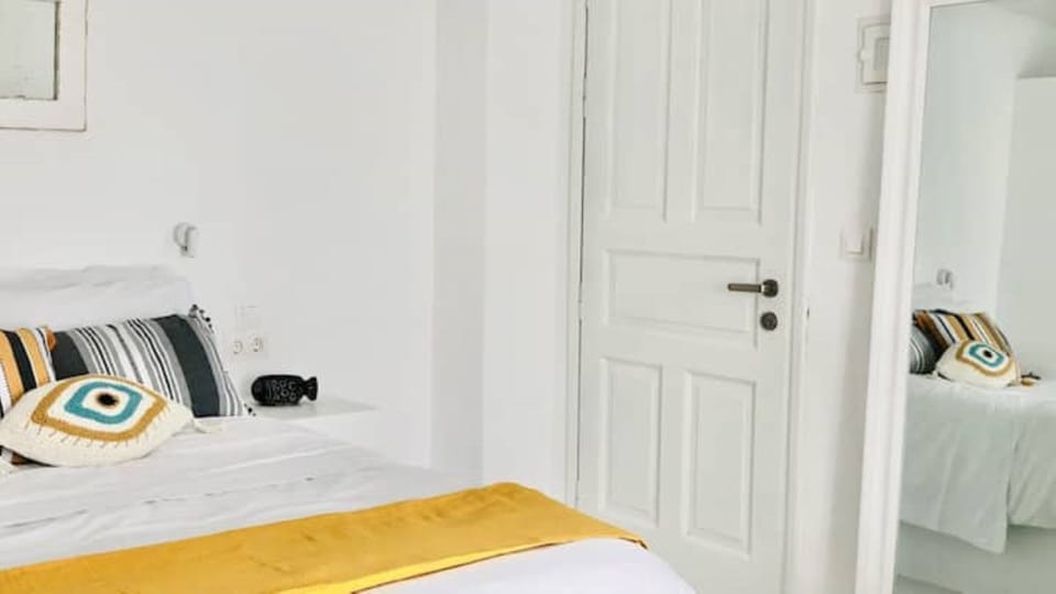 Casa Evriali: a seafront 1st floor studio in Naoussa, Paros - the entrance