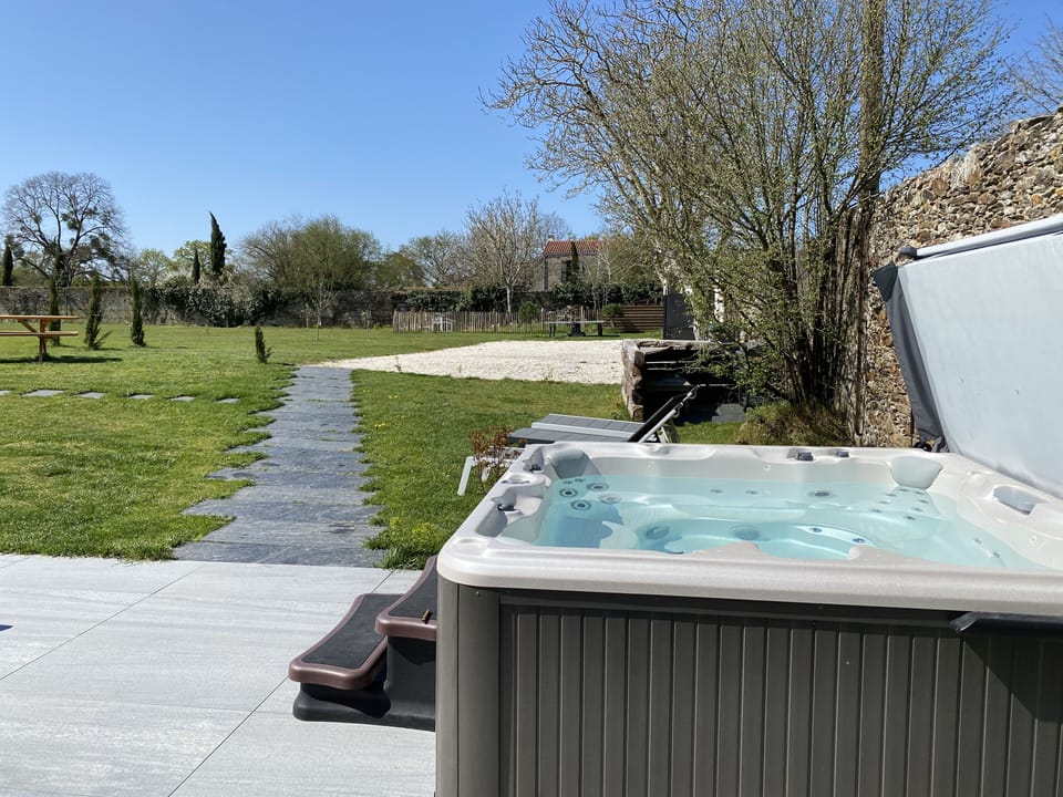 Outdoor spa tub