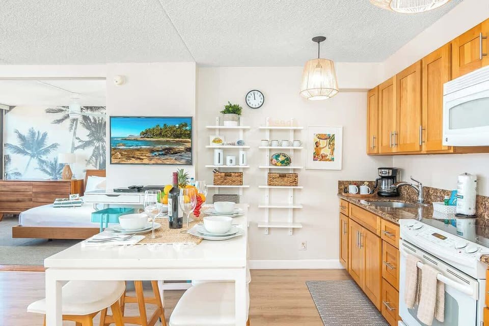 Fully equipped kitchen and dining area.