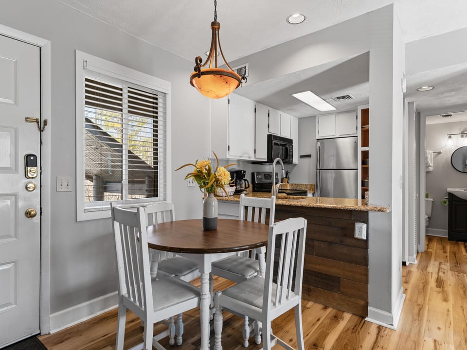 Dining Area | Kitchen