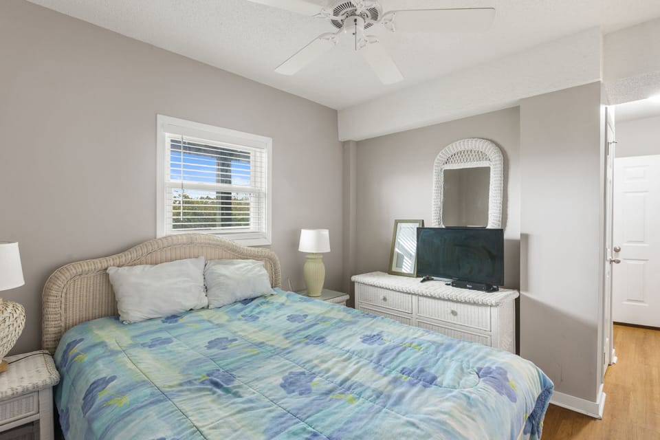 Sixth Bedroom - Queen Bed + Smart TV