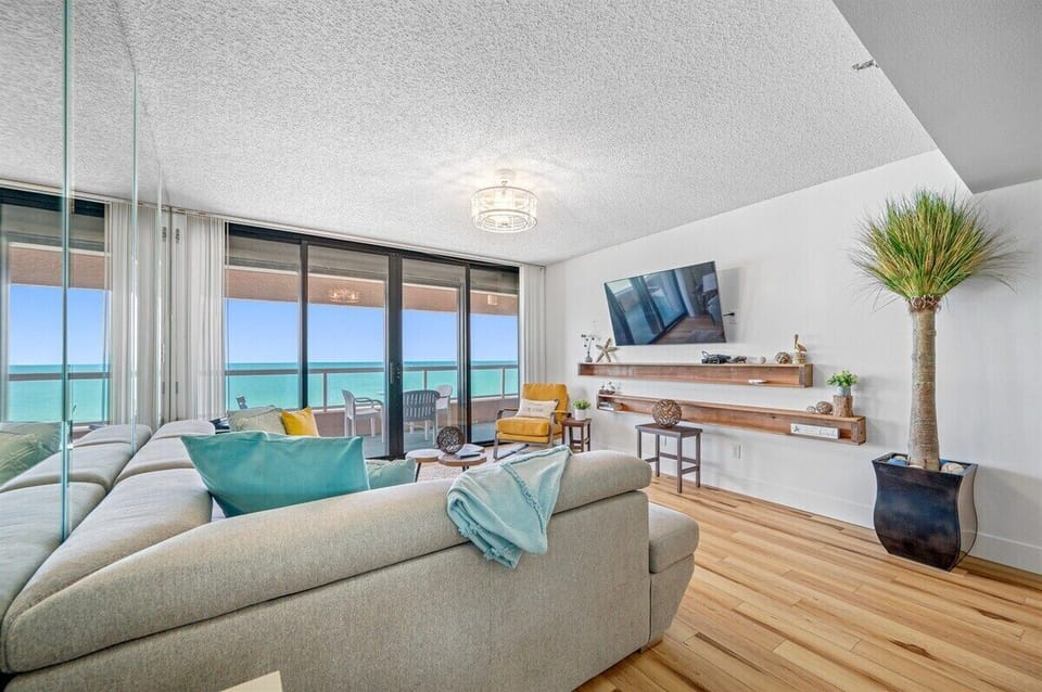 Living area with spectacular view!