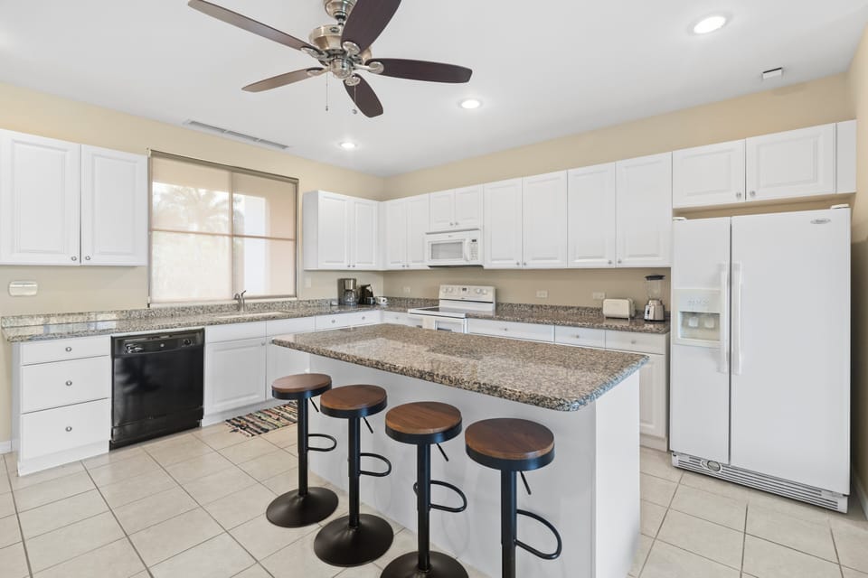 Self cater in the large kitchen - or order in from the onsite Piña Shack Pool Bar or one of the many local restaurants.