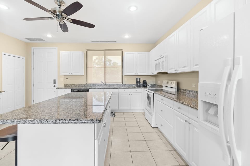 Self cater in the large kitchen - or order in from the onsite Piña Shack Pool Bar or one of the many local restaurants.