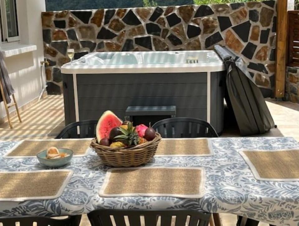 Outdoor spa tub