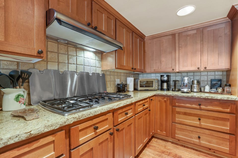 Indoors, Kitchen, Cooktop, Microwave, Oven