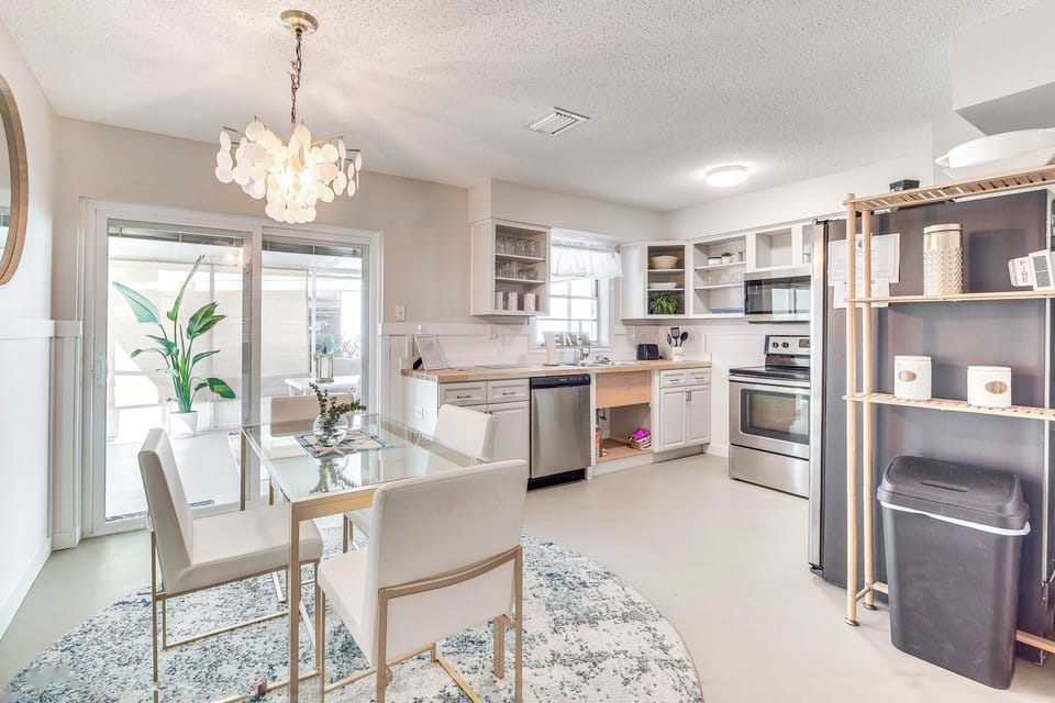 Crystal River Vacation Rental | 2BR | 2BA | 988 Sq Ft | 1 Step to Enter