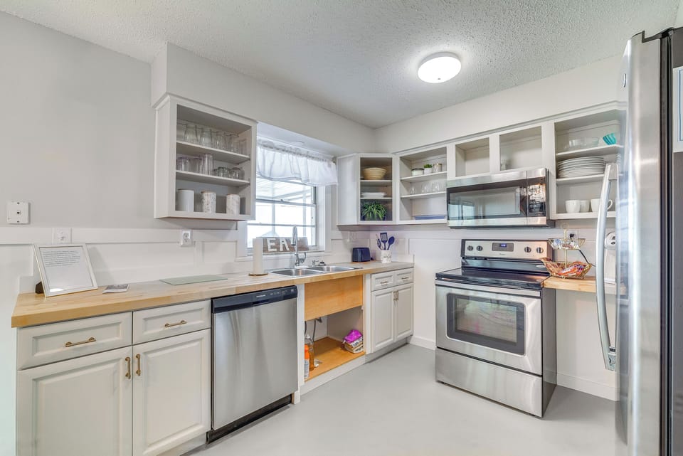Kitchen | Keurig Coffee Maker | Dishwasher | Dishware & Flatware