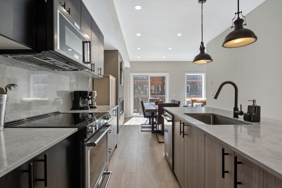 Full kitchen with a drip & espresso machine, blender & kettle.