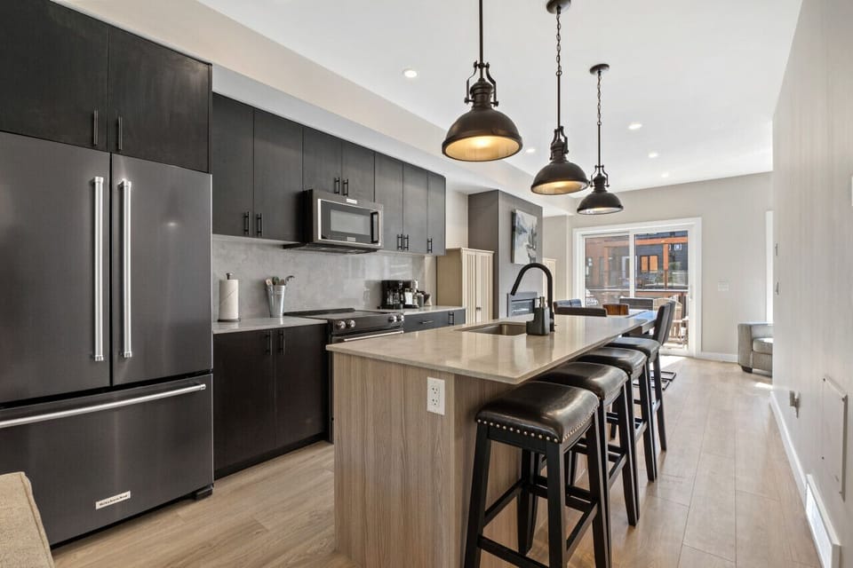 Full kitchen with a drip & espresso machine, blender & kettle.