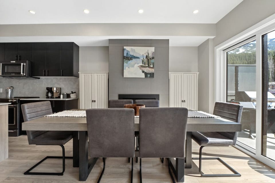 Dining area with seating for 6, and 4 additional seats on the island.