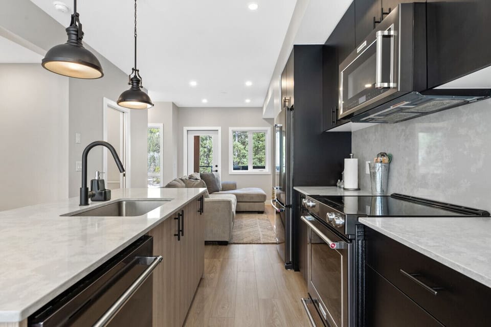 Full kitchen with a drip & espresso machine, blender & kettle.