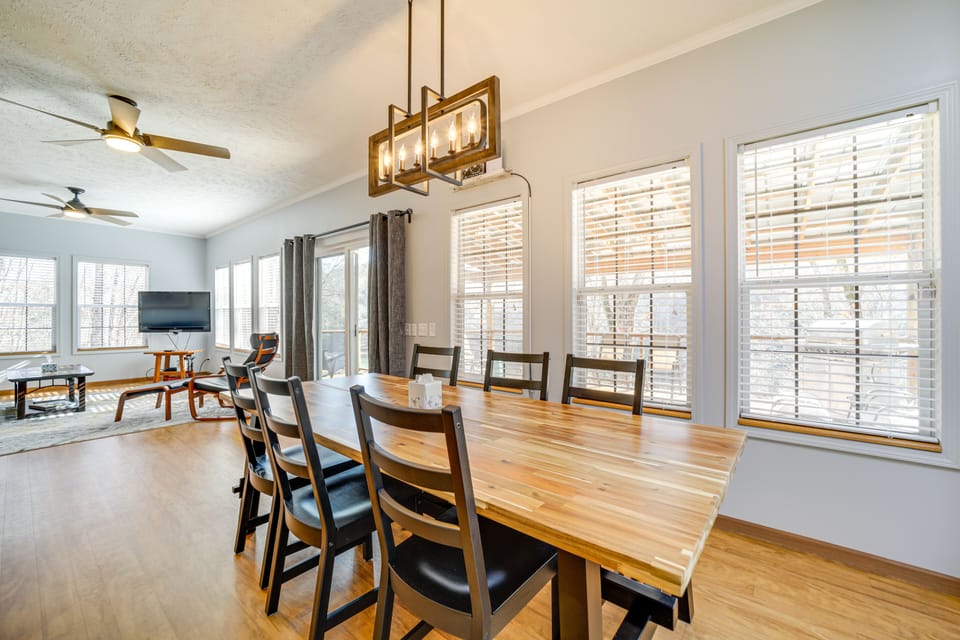 Dining Area | Dishware & Flatware Provided