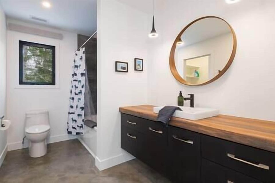 Bathroom 1 (with shower and bathtub)