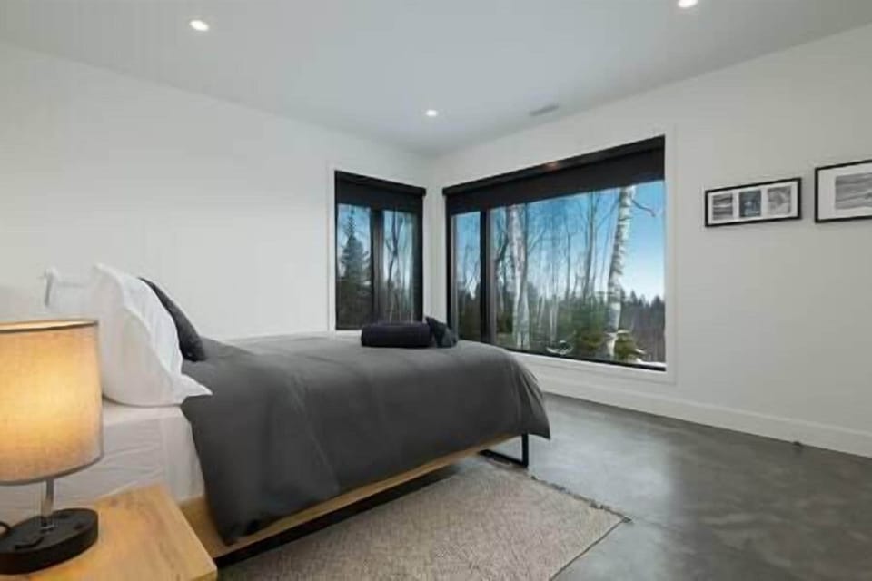 Bedroom 3 (Queen bed)
